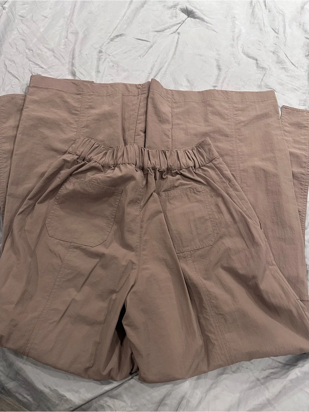 ALO Yoga Wide-Leg Cargo Pants in Mauve Taupe